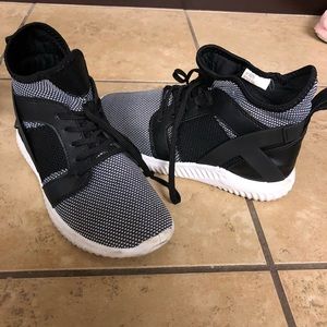 Black and white tennis shoes